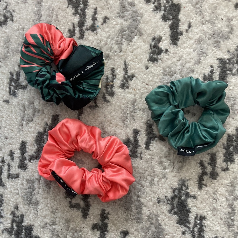 6 Assorted Scrunchies (never used) - Picture 3 of 5